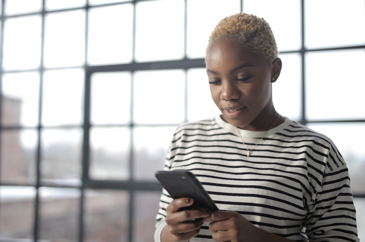 Le label AT(h)OME recherche pour un (e) stagiaire. (Photo) : Andrea Piacquadio/Pexels.