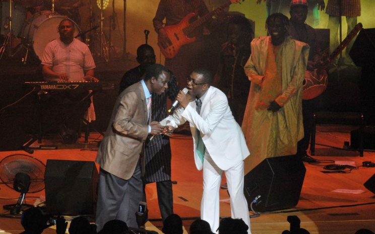 Thione Seck (à gauche) avec Youssou Ndour sur scène en 2012 (Photo) : Seyllou