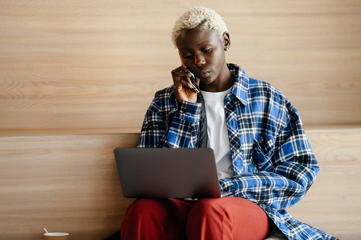 Because Music recrute un(e) assistant(e) digital maketing. (Photo) : Alexander Suhorucov/Pexels.