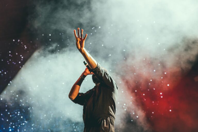 Radio France lance « Chantez 20 ans en 21 » (Photo) : Austin Neill.