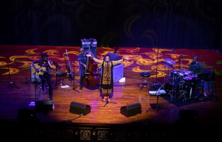 Lisa Simone sur la scène d'Africa Hall (Photo) : theafricainstitute.org