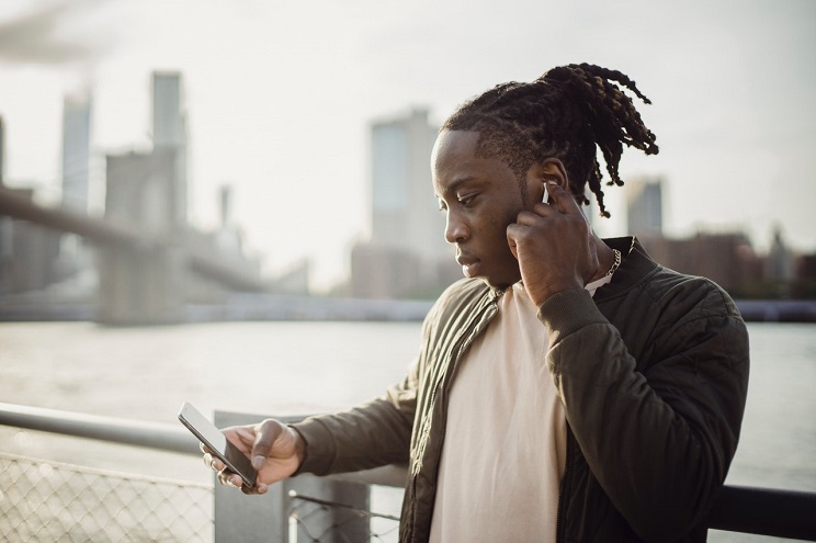 Universal Music France recherche un chargé éditorial (H/F). (Photo) : Ketut Subiyanto/Pexels.