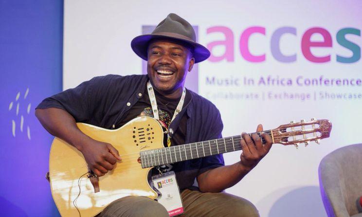 Le musicien ghanéen Kyekyeku lors d'ACCES à Accra en 2019. Kyekyeku fait partie du comité de curation ACCES composé de six membres qui sélectionnera les artistes pour ACCES 2021 à Johannesburg, en Afrique du Sud. (Photo) : So Fraiche