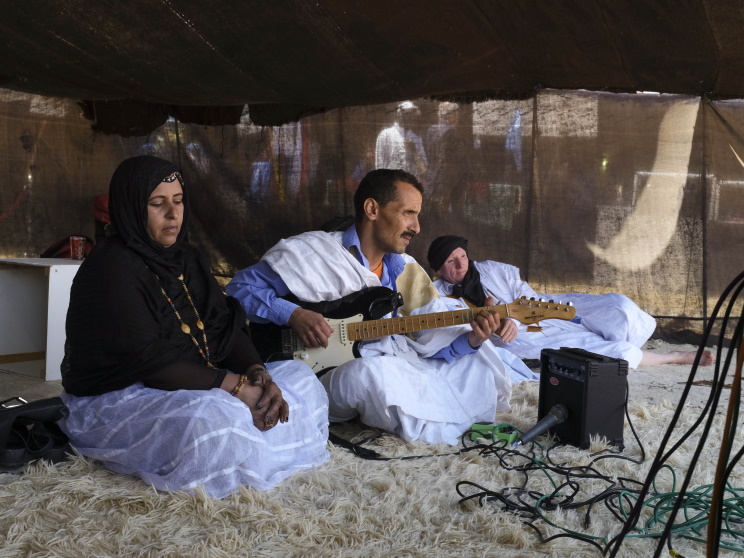 Le Tebraâ est une véritable ode à l’amour, où les femmes du Sahara manifestent leur attrait à la beauté, au courage et à la loyauté de leur bien-aimé.. (Photo). Académie du Royaume du Maroc.