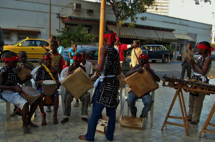 Assico : saga d’une musique urbaine (Photo) : un troupe d'Assico jouant dans les rues de Dakar-Plateau