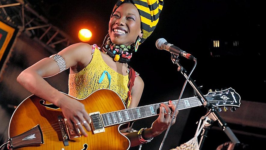 La malienne Fatoumata Diawara sur scène (Photo) : mabox.ch