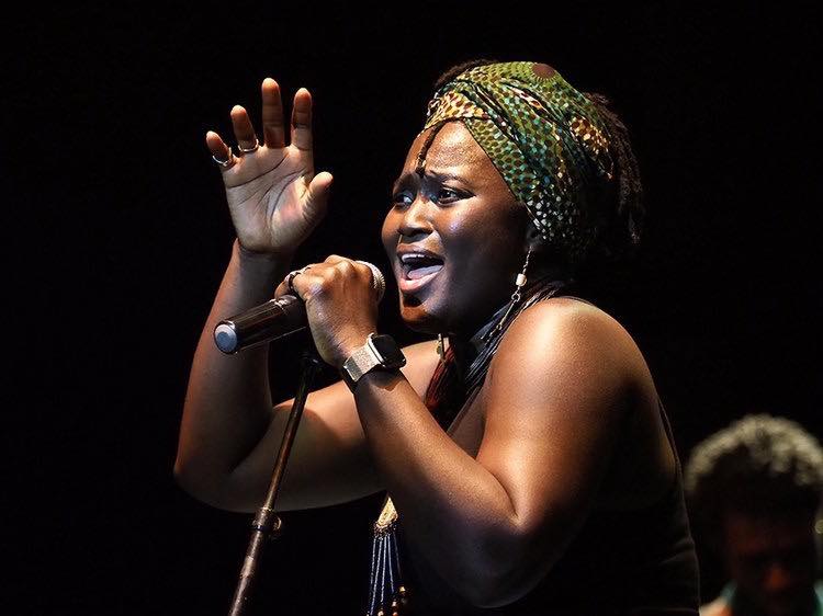 Mariaa Siga sur la scène de l'Institut Français de Dakar (Photo) : Facebook Officiel