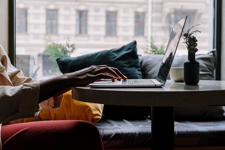 Le/la Digital Rights Manager sera chargé(e) de la résolution des conflits de propriété sur les plateformes audio et vidéo. (Photo) : cottonbro/Pexels.