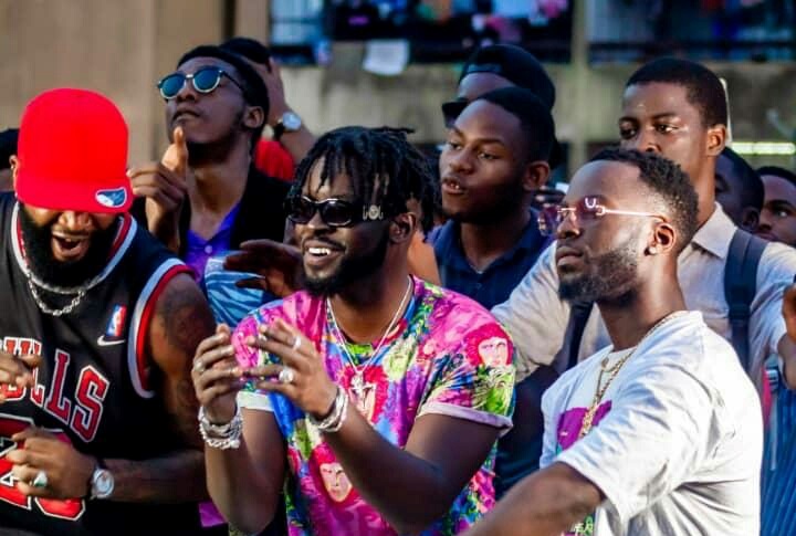 Locko et Bramsito (à droite) pendant le tournage du clip "Voyage". (Photo) : Facebook/Locko.