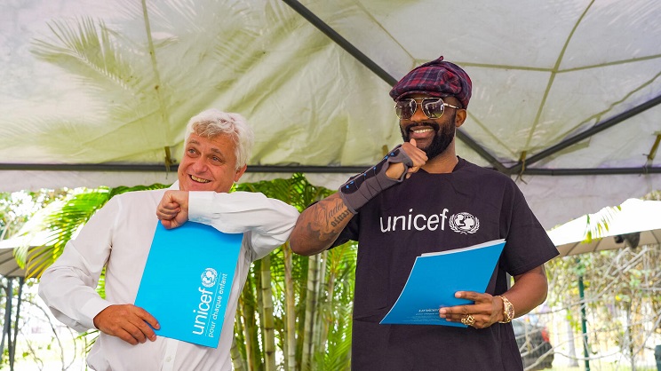 Edouard Beigbeder, Représentant de l'UNICEF en RDC et Fally Ipupa. (Photo) : UNICEF/Josue Mulala.
