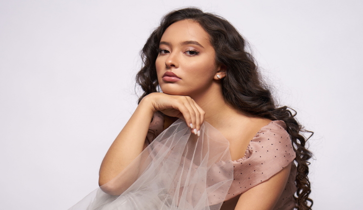 Faouzia a signé avec la maison de disque légendaire Atlantic Records, qui produit entre autres Cardi B, Coldplay ou encore Bruno Mars.