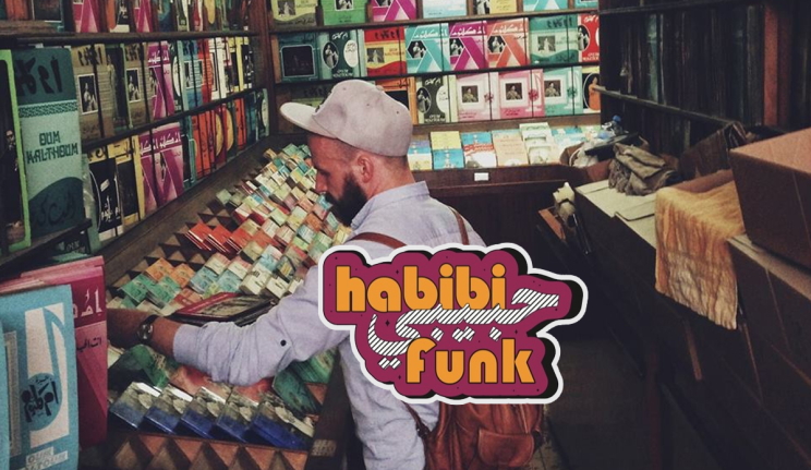 C’est en fouillant dans les bacs à vinyles, d’un des rares vendeurs de disque encore en exercice à Casablanca, que Jannis Stürtz, découvre une véritable pépite