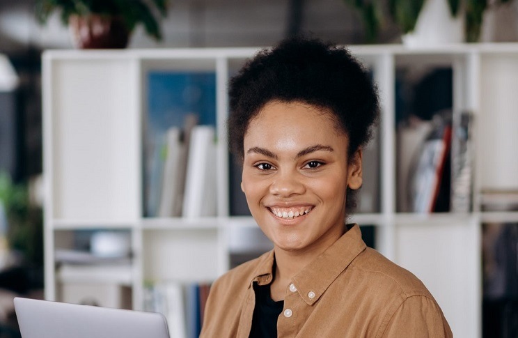 IDOL recrute. (Photo) : Mikhail Nilov/Pexels.