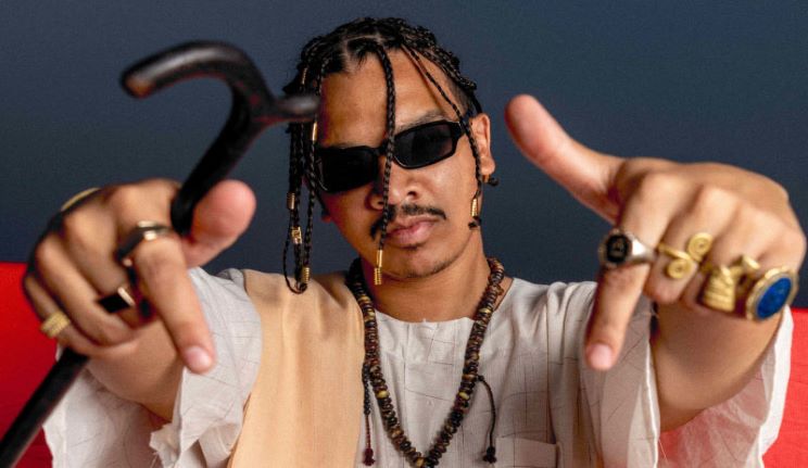 Le chanteur Jindi dévoile son nouveau clip, authentique et coloré