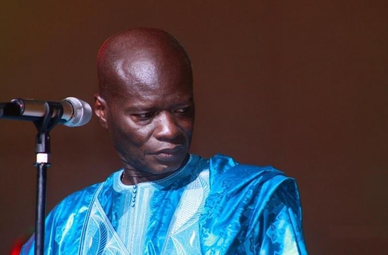 Omar Pène sur scène (Photo) : nettali.com
