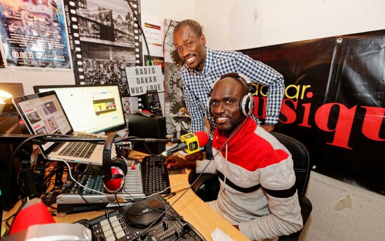 Alioun et Oumar Sène dans leur mini-studio (Photo) : LP/Frédéric Durand.