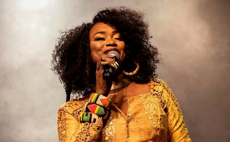 La chanteuse malienne Oumou Sangaré. (Photo) : Facebook/Oumou Sangaré.