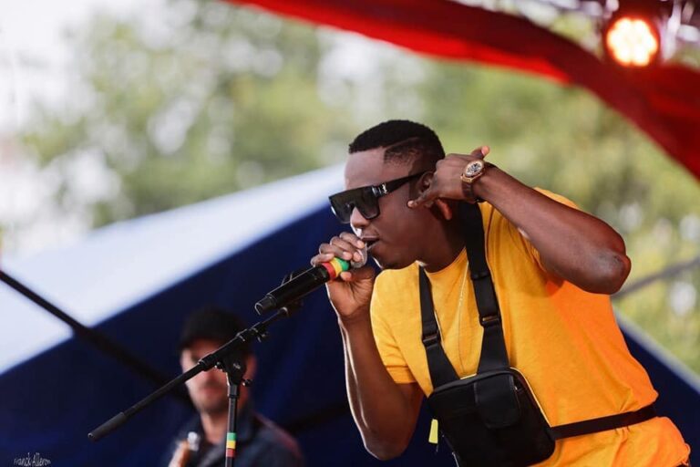 Le chanteur sénégalais Jahman sur scène (photo) : Facebook Officiel.