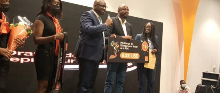 Remise du prix POESAM à Baya Ciamala, fondateur de l'application Baziks.