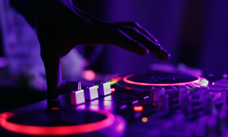 The Music In Africa Foundation is looking for experienced researchers, music journalists and/or music industry specialists to produce short ‘how to’ overviews on identified emerging and established revenue streams for music creators based in South Africa.