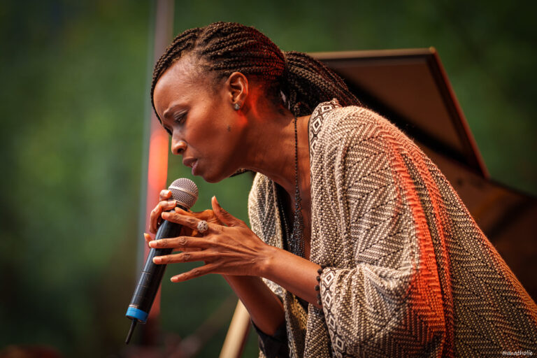 (Photo) : la chanteuse sénégalaise Awa Ly, partenaire du label AT(h)OME.