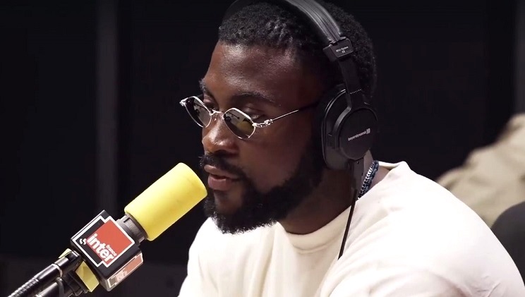 Damso pendant une interview sur France Inter.