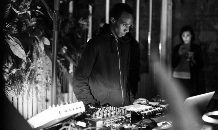 L'artiste sonore kenyan KMRU a participé à l'édition 2019 de la résidence Extra Muros.
