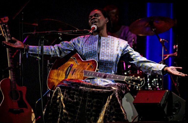 (photo) : Baaba Maal sur scène - acnur.org