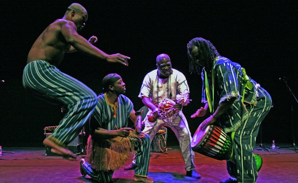 (Photo) : spectacle de danse traditionnelle au Centre Culturel Festhec.
