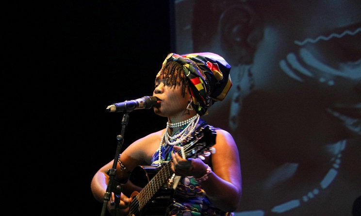 La chanteuse burundaise Esther Nish sur la scène du Salon Escale Bantoo à Kinshasa, octobre 2021. (Photo) : Facebook/IF Kinshasa
