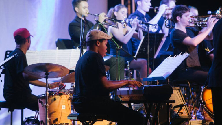 (Photo) : Un jeune pianiste de l'orchestre JM Jazz - jmi.net