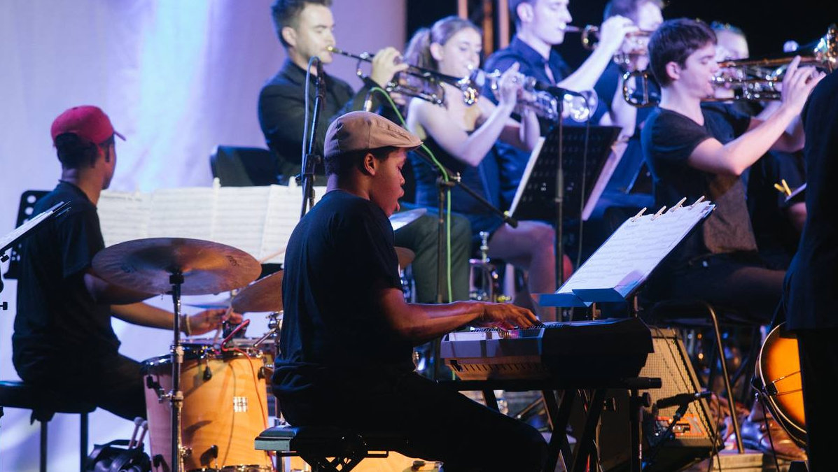 (Photo) : Un jeune pianiste de l'orchestre JM Jazz - jmi.net