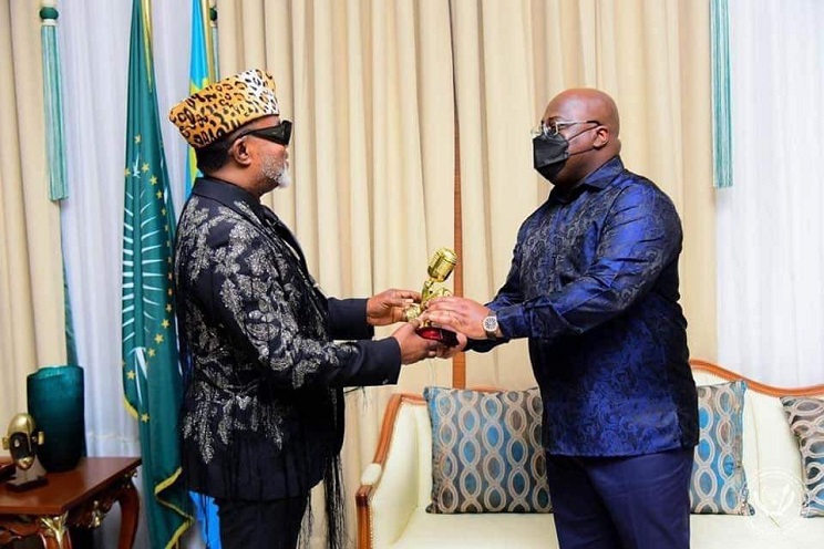 Koffi Olomide remettant au président congolais son prix Afrima remporté en décembre dernier. (Photo) : Facebook/Koffi Olomidé