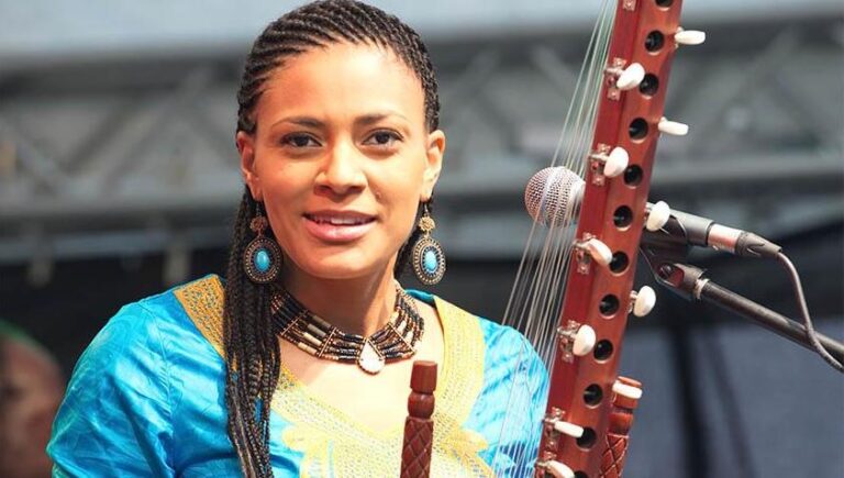 (Photo) : la chanteuse gambienne Sona Jobarteh. myafricainfos.com.