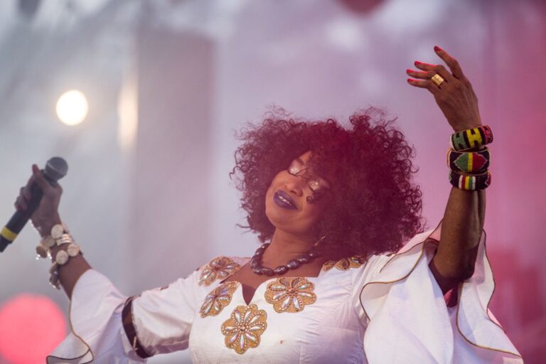 (Photo) : la chanteuse malienne Oumou Sangaré sur scène.