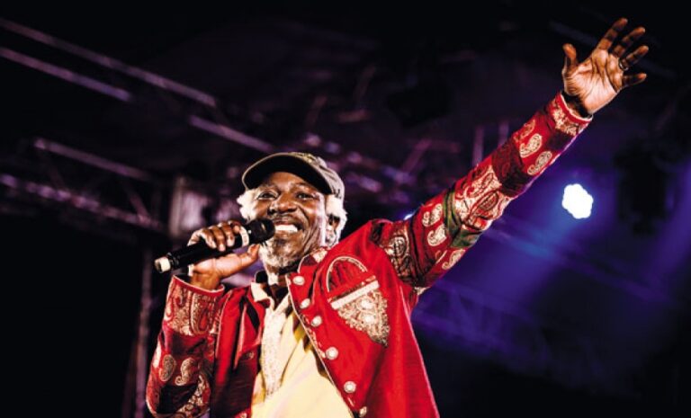 (Photo) : Alpha Blondy sur scène.