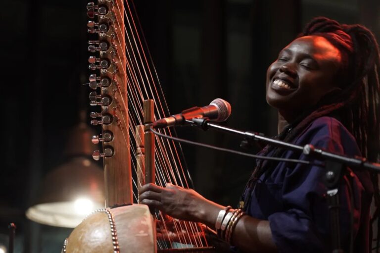 (Photo) : la chanteuse Senny Camara sur scène.