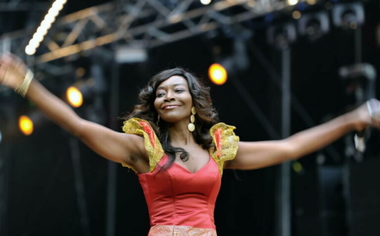 (Photo) : Coumba Gawlo sur scène.