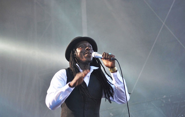 Le chanteur sénégalais Faada Freddy pendant un concert.