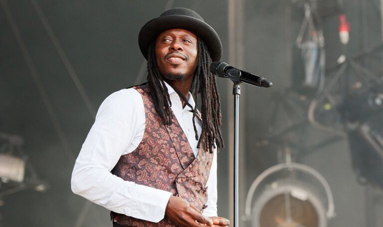 (Photo) : le chanteur sénégalais Faada Freddy sur scène.