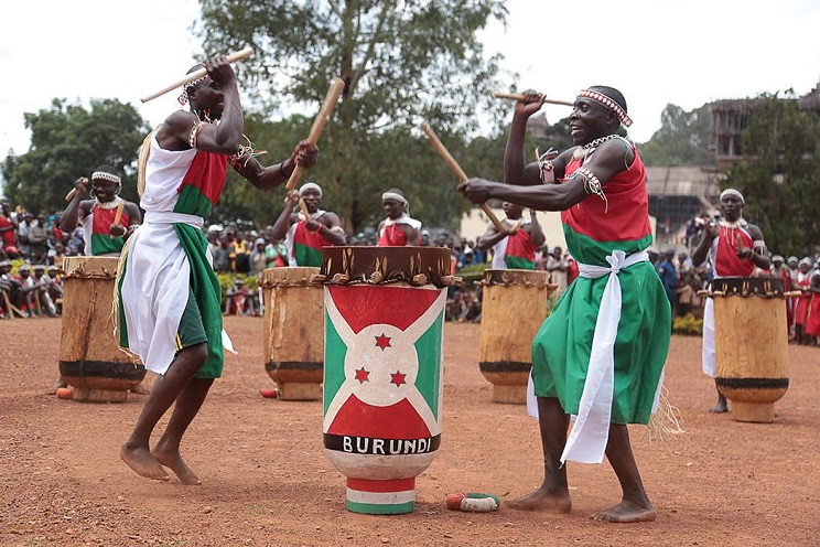 Danseurs et joueurs de tam tam au Burundi. (Source) : francetvinfo.fr