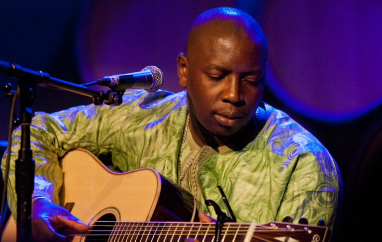(Photo) : Vieux Farka Touré à la guitare.