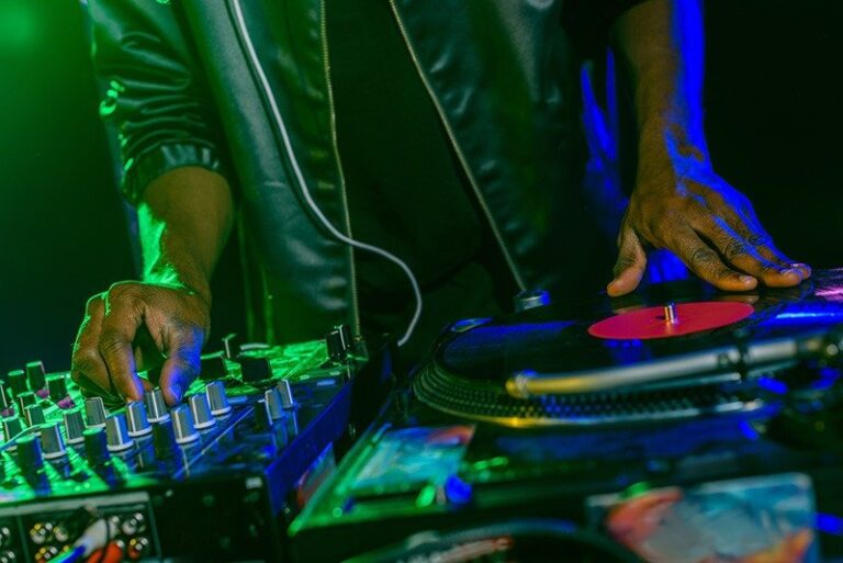 (Photo) : la MCU et PLACE organisent une formation en deejaying.