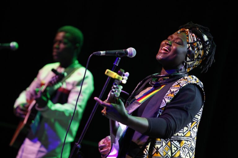 (Photo) : la chanteuse Mariaa Siga sur scène.