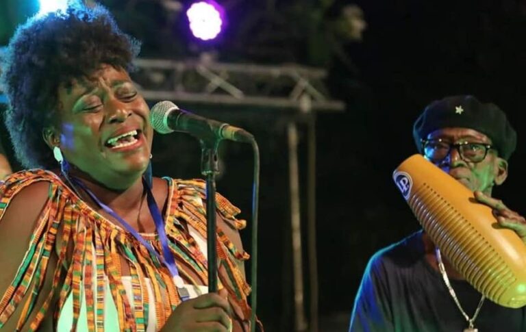 (Photo) : le chanteuse Be Ahïssa, invitée du Salon des Voix de Femmes de l'Escale Bantoo 2022.