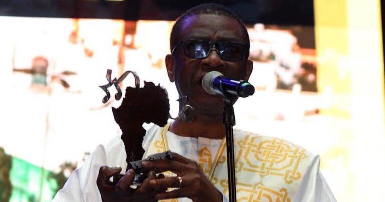 (Photo) : Youssou N'Dour et son prix La Mar de Músicas 2022.