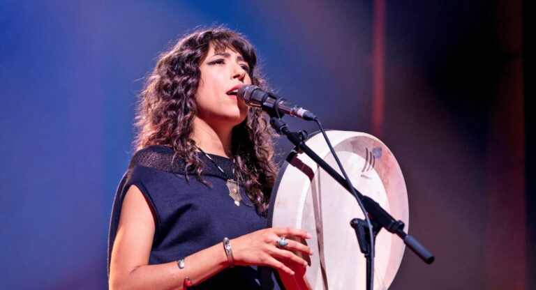 La chanteuse franco-algérienne, Djazia Satour © Bret-Hartman