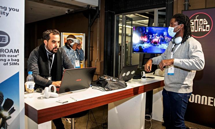 (Photo) : un exposant à la conférence ACCES 2021 à Johannesburg, en Afrique du Sud.