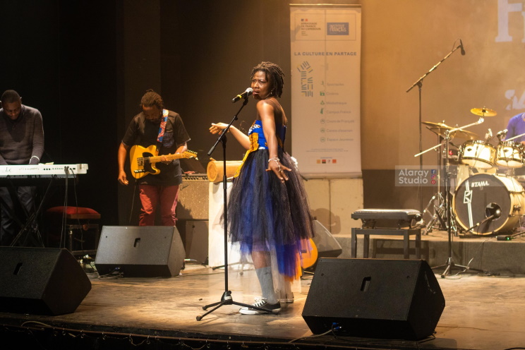 La chanteuse camerounaise Lornoar sur la scène du salon Escale Bantoo 2022 à l'Institut français de Yaoundé au Cameroun (Photo) : Alaray Studio