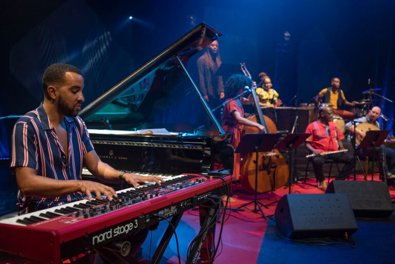 (Photo) : au clavier, l'artiste Maher Beauroy, partenaire de Veev Com.